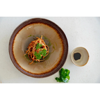 Assiette à pâtes en céramique émaillée gris brun avec pâtes sauce tomate et légumes