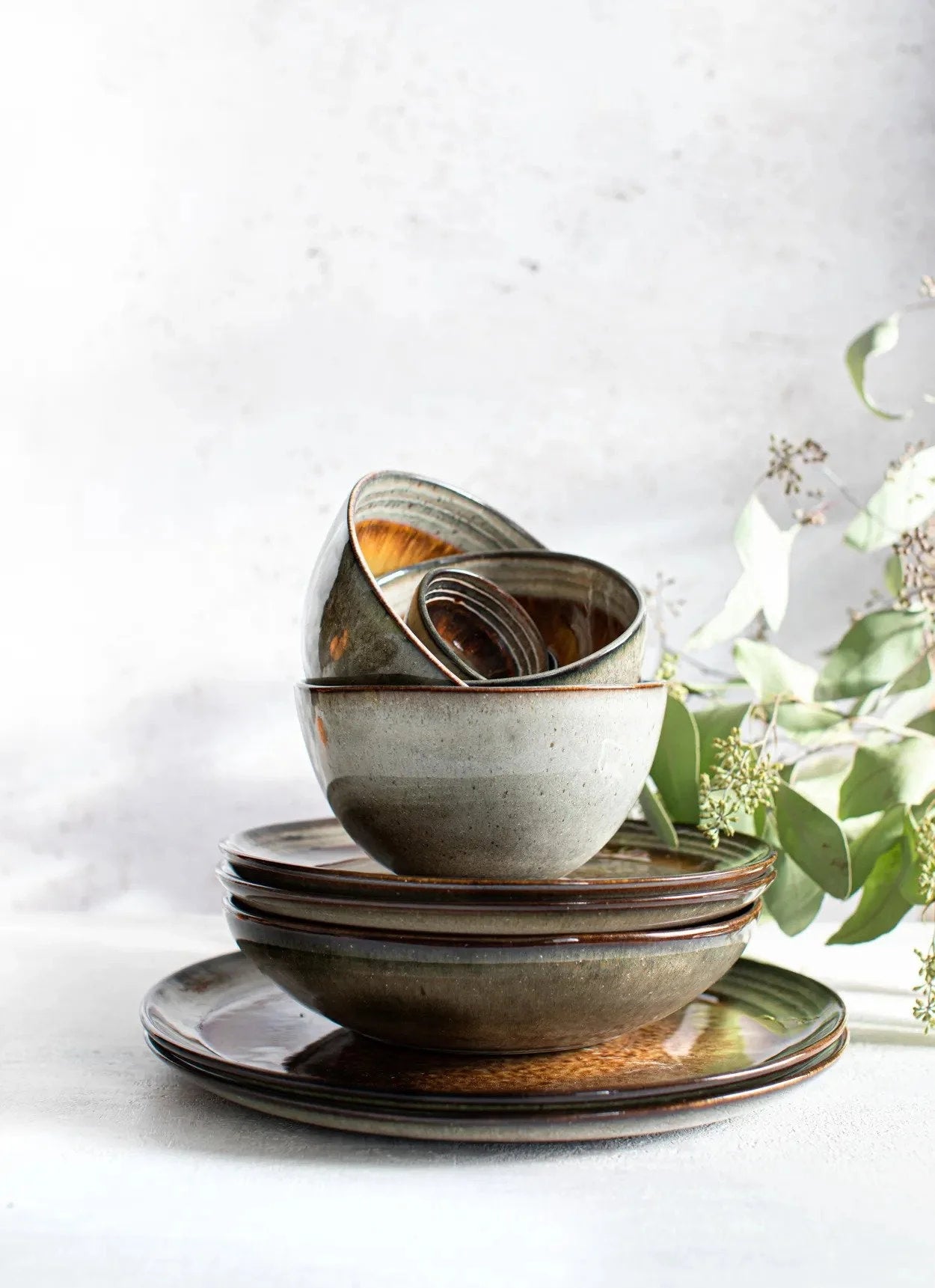Assiettes à pâtes en céramique émaillée gris brun intérieur rayonnant, lot de 4