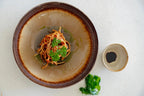 Assiette à pâtes en céramique émaillée gris brun avec un plat de nouilles et garniture
