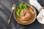 Sandwich au bagel avec des greens sur une assiette à pâtes en céramique grise
