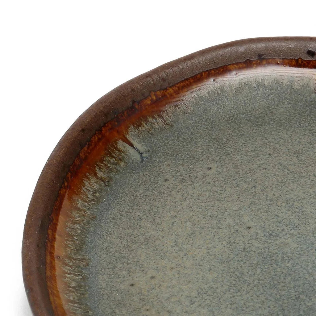 Assiettes apéritif en céramique artisanale avec glaçure gris vert et rebord marron