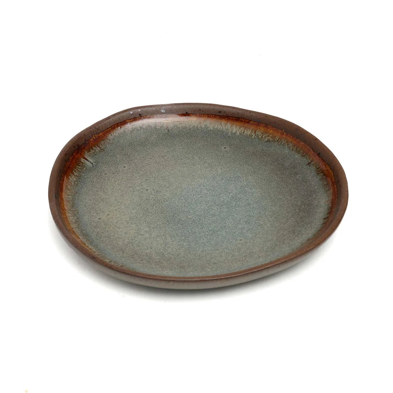 Assiettes apéritif en céramique artisanale gris bleu avec bordure marron Ø17 cm