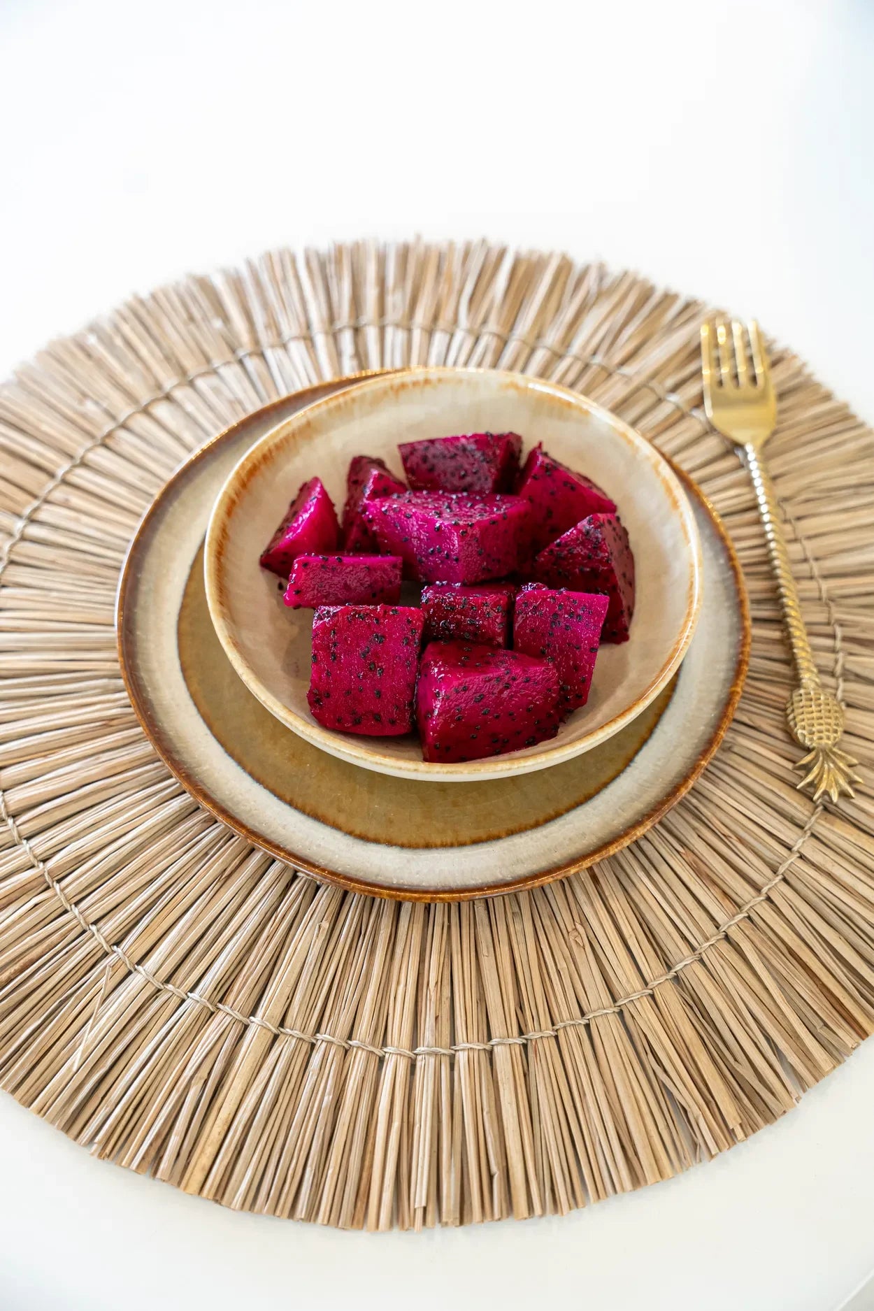 Bol de cubes de fruit du dragon pour assiettes apéritif en céramique dégradée beige et marron