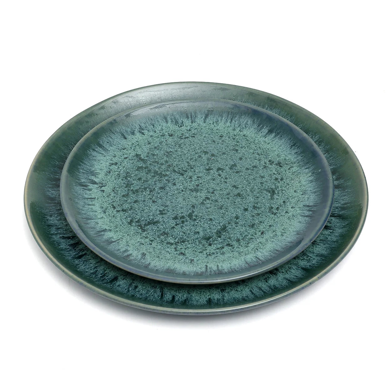 Deux assiettes en céramique bleu aqua de 28 cm dans un lot de 4