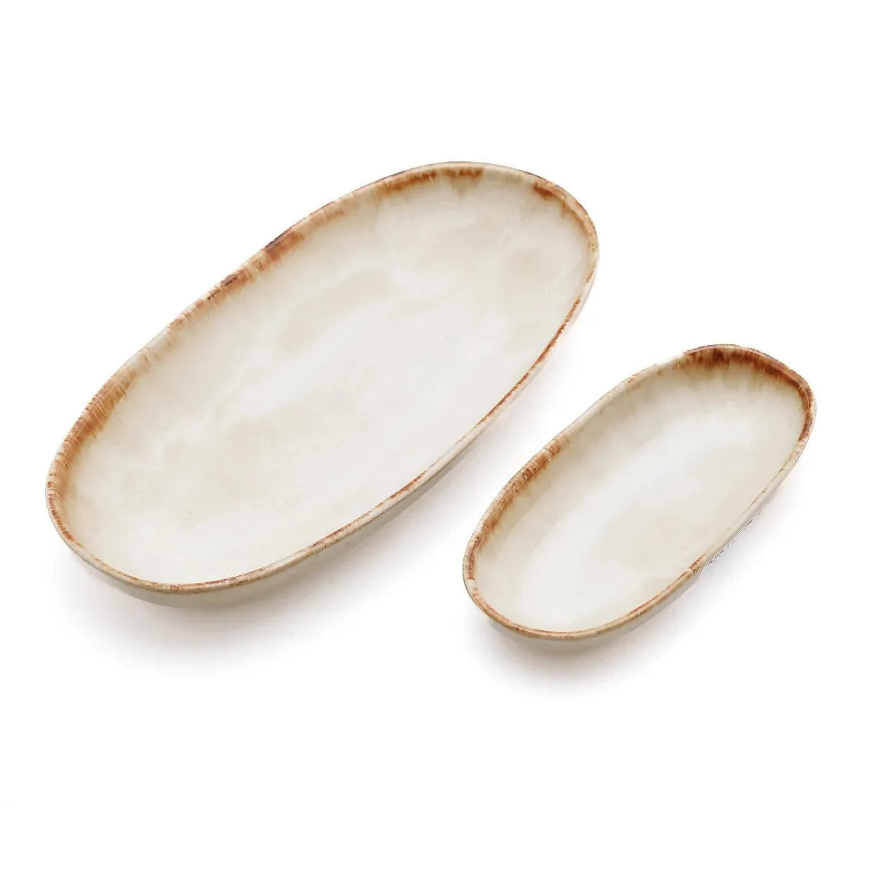 Deux assiettes ovales en céramique blanche et brune avec finition artisanale