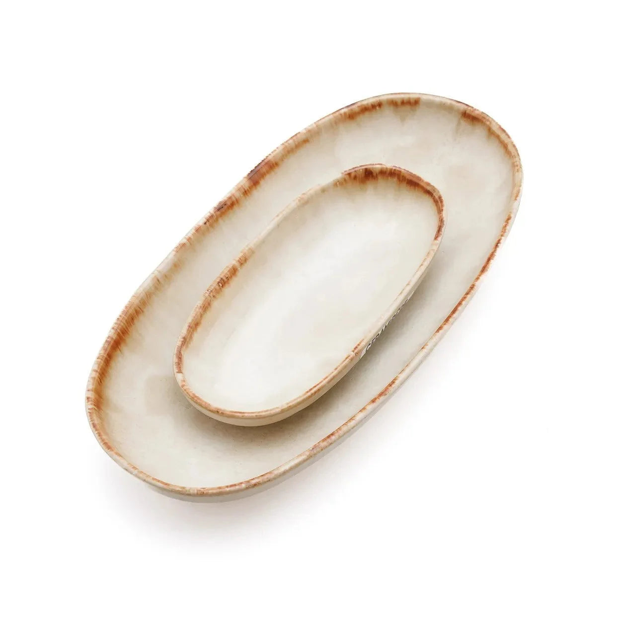 Deux assiettes ovales en céramique blanche et brune avec finition artisanale