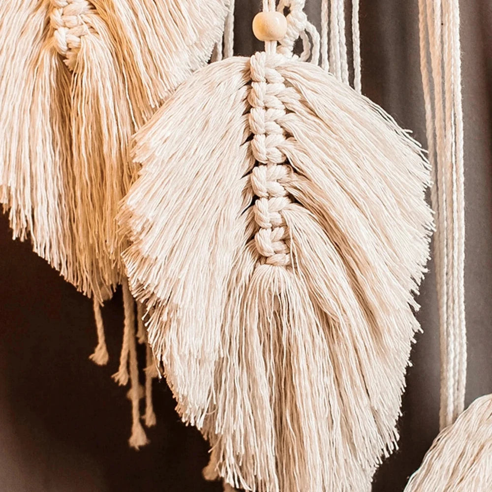 Gros plan sur l'attrape-rêves blanc en macramé