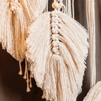 Gros plan sur l'attrape-rêves blanc en macramé