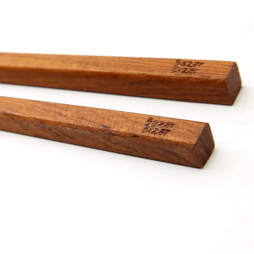 Deux baguettes en racine de teck en bois marron pour la cuisine ou la dégustation