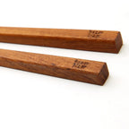 Deux ustensiles en bois de teck naturel avec extrémités aplaties pour baguettes réutilisables