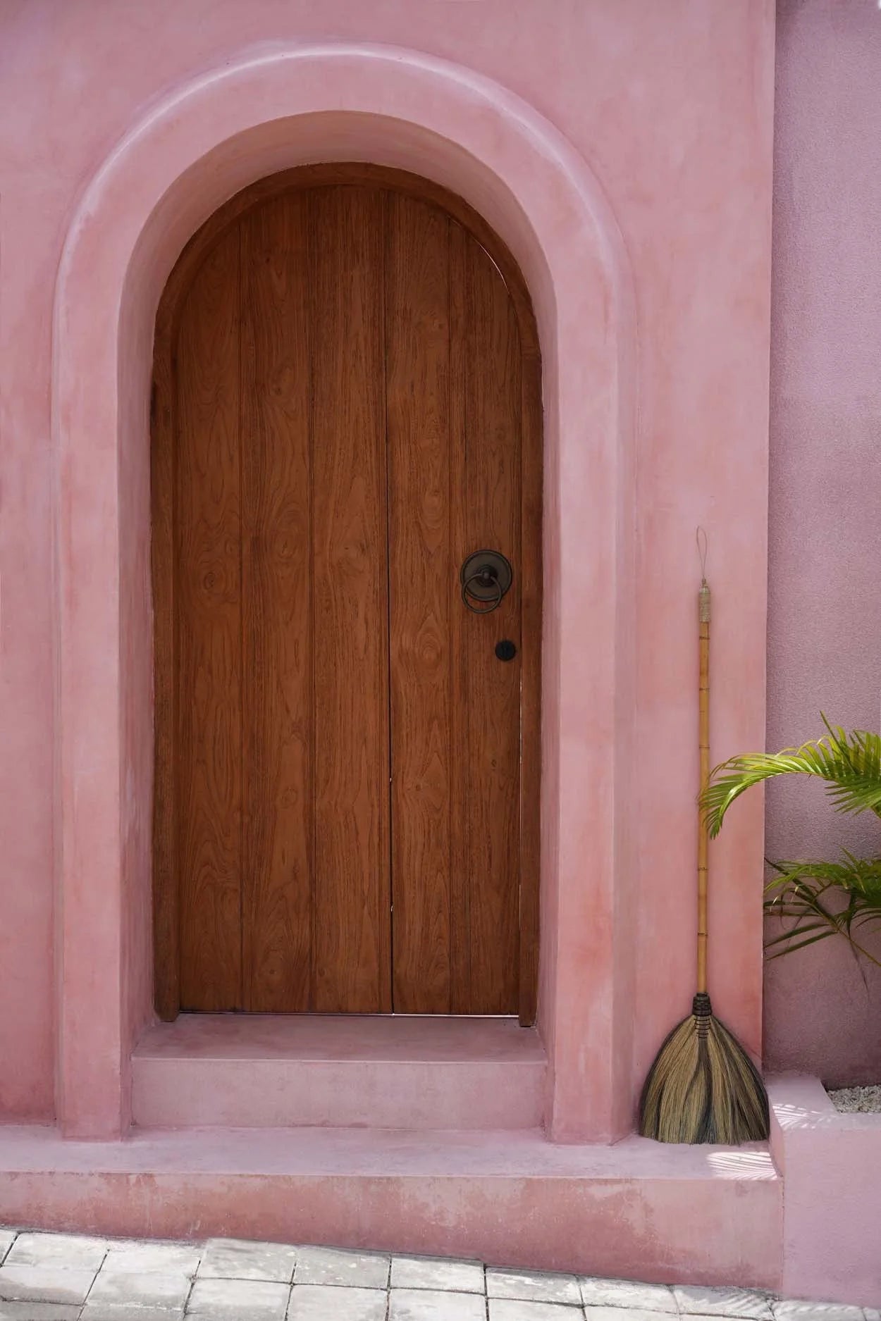 Portes en bois courbé avec fibres naturelles beige et noir pour décoration intérieure