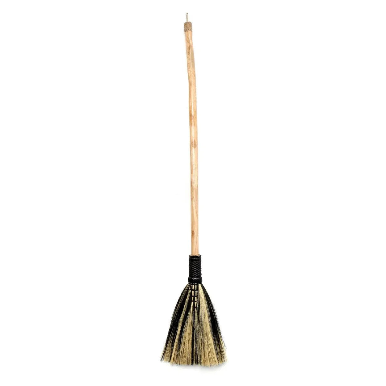 Balai décoratif en fibres naturelles beige et noir avec manche en bois courbé H130 cm