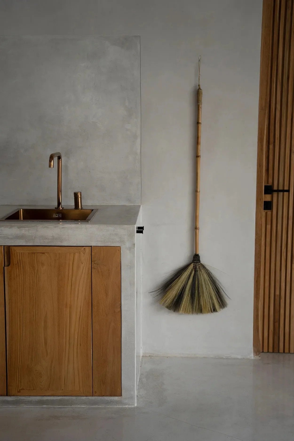 Balai décoratif en fibres naturelles beige et noir avec manche en bois courbé H130 cm