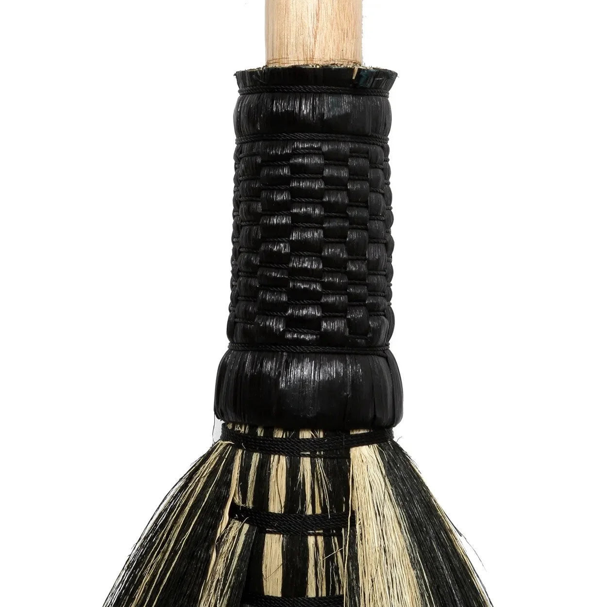 Balai décoratif en fibres naturelles beige et noir avec manche en bois courbé H130 cm