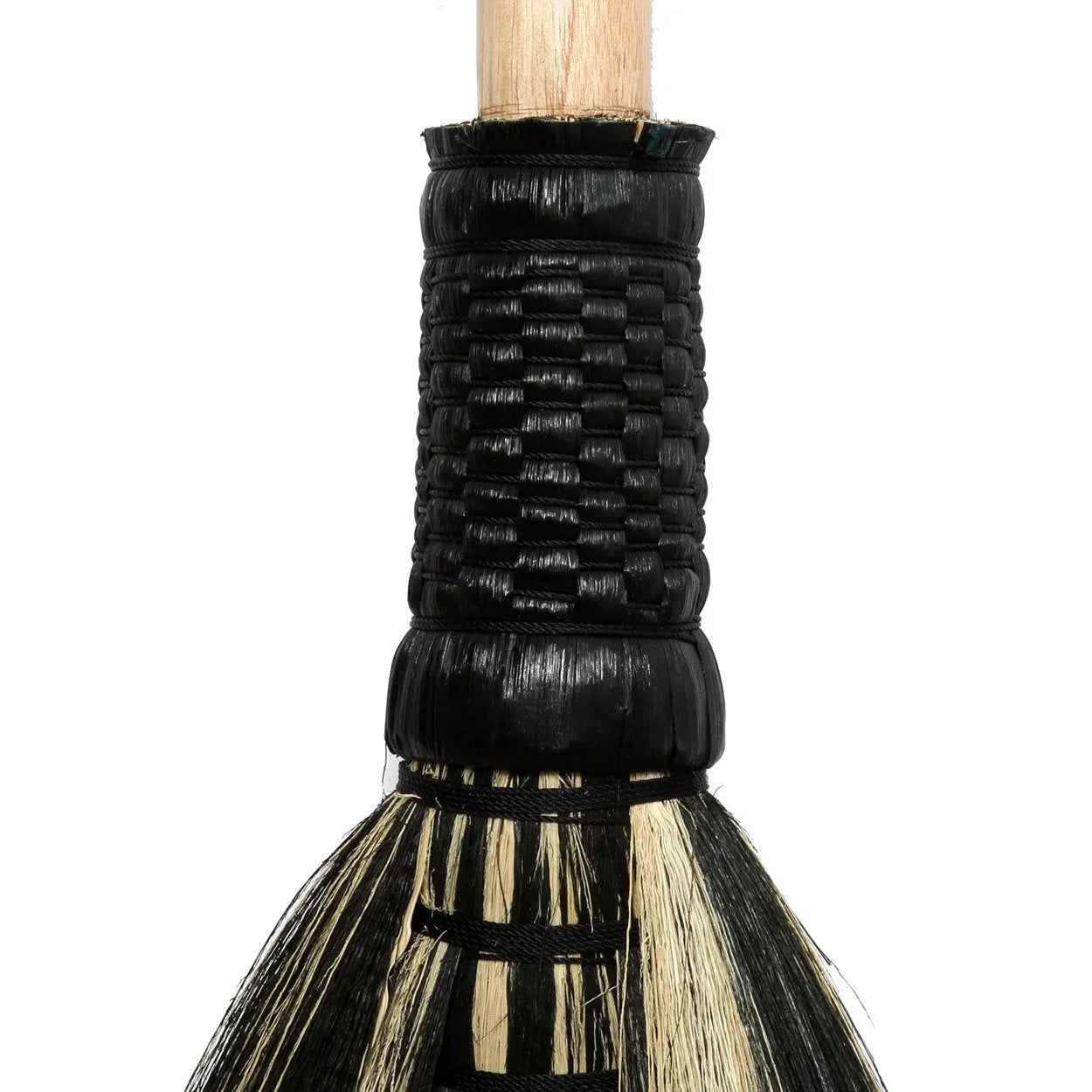 Balai décoratif en fibres naturelles beige et noir avec manche en bois courbé H130 cm