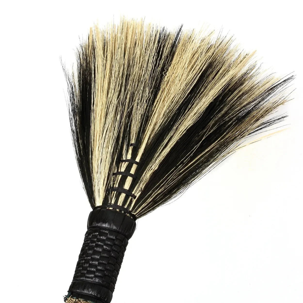 Balai décoratif en fibres naturelles beige et noir avec manche en bois courbé, H130 cm