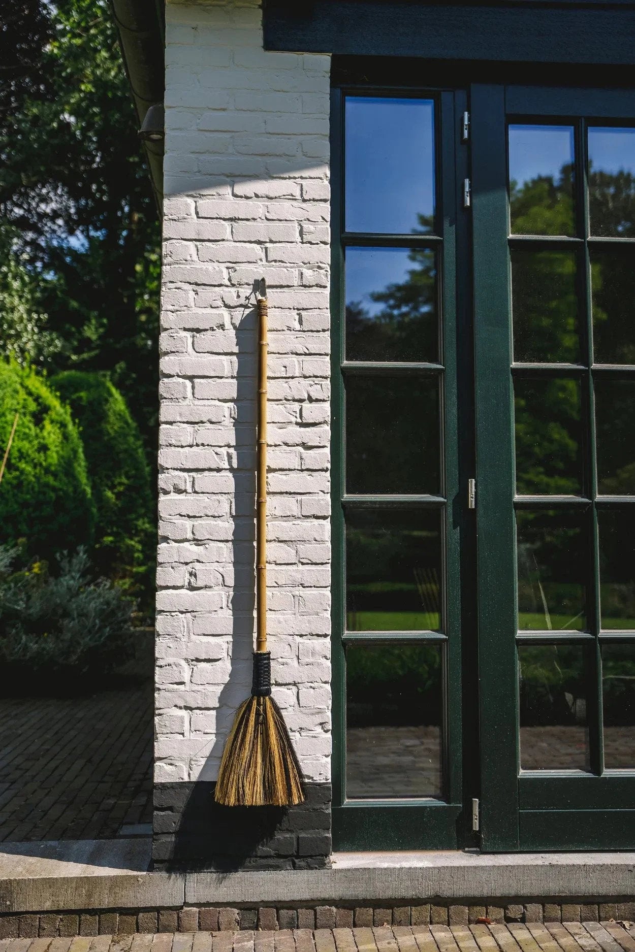 Balai décoratif en fibres naturelles beige et noir avec manche en bois courbé, H130 cm