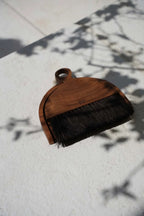 Balayette de table en bois de teck brun foncé avec pelle demi-lune