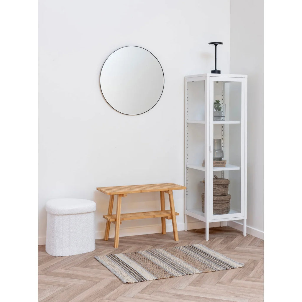 Miroir rond blanc à cadre noir fin sur banc bambou naturel 70x28 cm