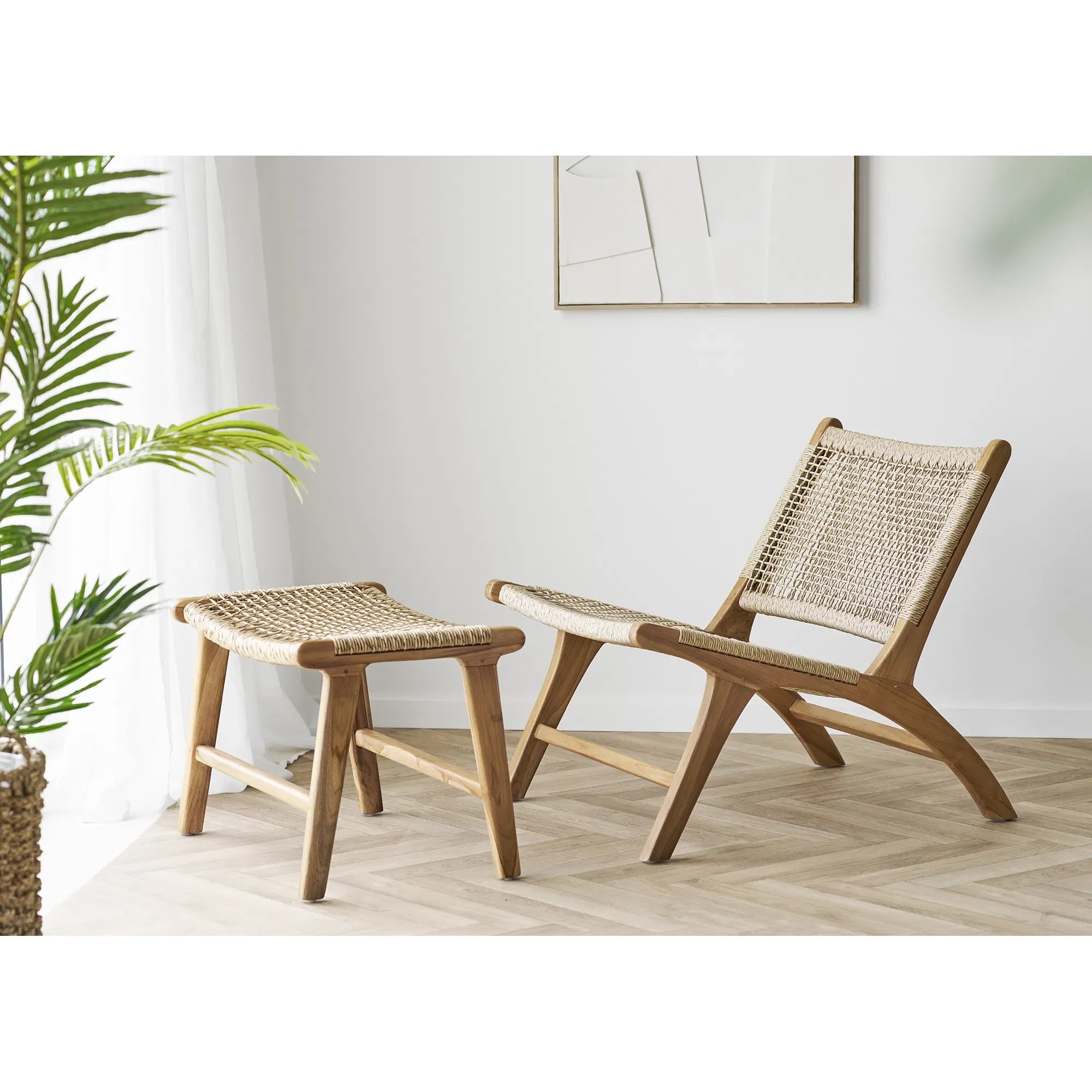Chaise longue en bois clair avec assise en rotin tressé et ottoman assorti