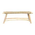 Banquette en bois clair avec dessus en fibre naturelle tressée pour intérieur ou terrasse