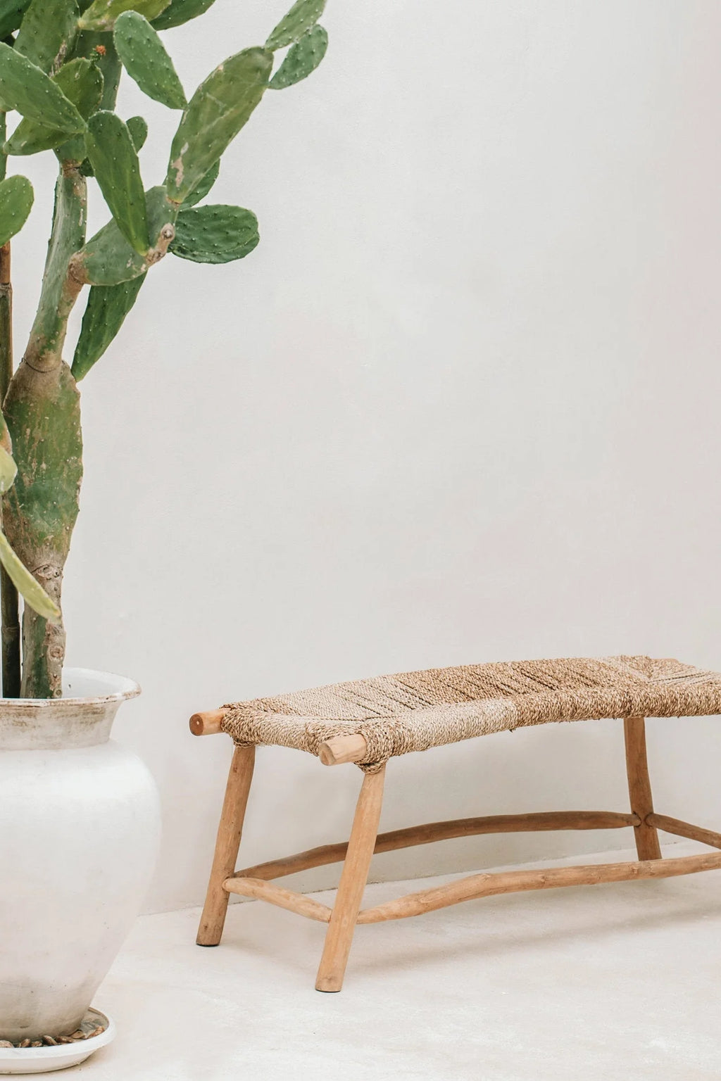 Banquette en bois et fibre tressée naturelle pour intérieur ou terrasse 110x40 cm