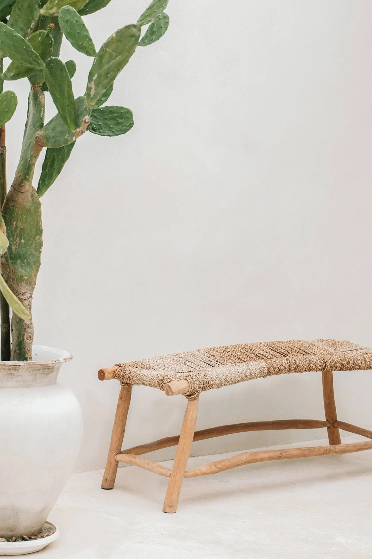 Banquette en bois et fibre tressée naturelle pour intérieur ou terrasse 110x40 cm