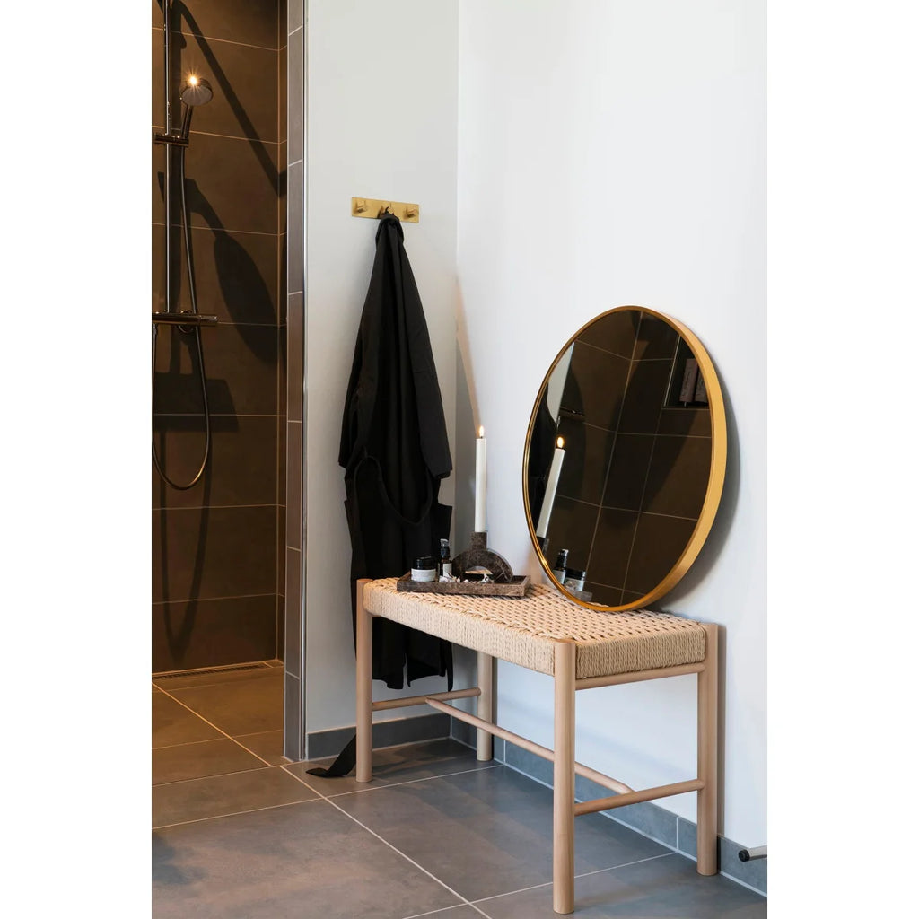 Banc en bois naturel avec assise tressée et miroir rond pour décoration intérieure