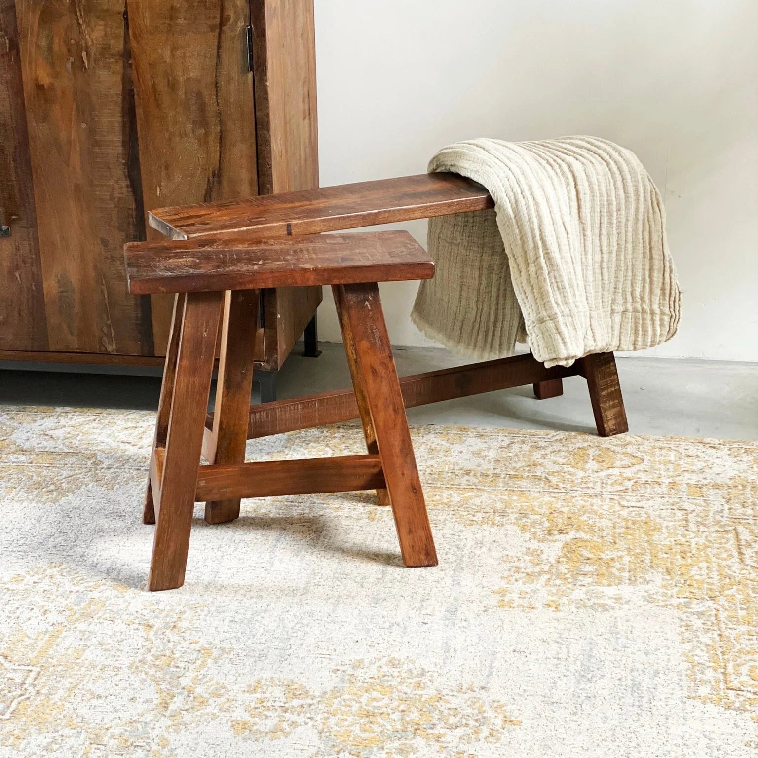 Banc en bois recyclé brun foncé vintage, pieds évasés, 45x20 cm