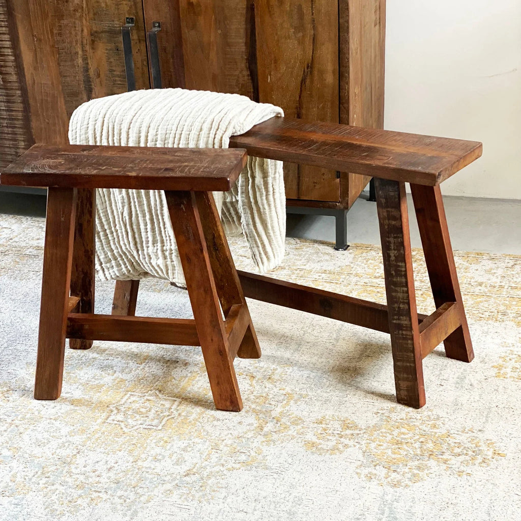 Deux tabourets en bois recyclé brun rustique industriel, 85x20 cm