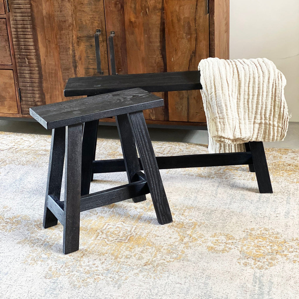 Banc en bois recyclé noir silhouette A avec plaid crème texturé, 45x20 cm