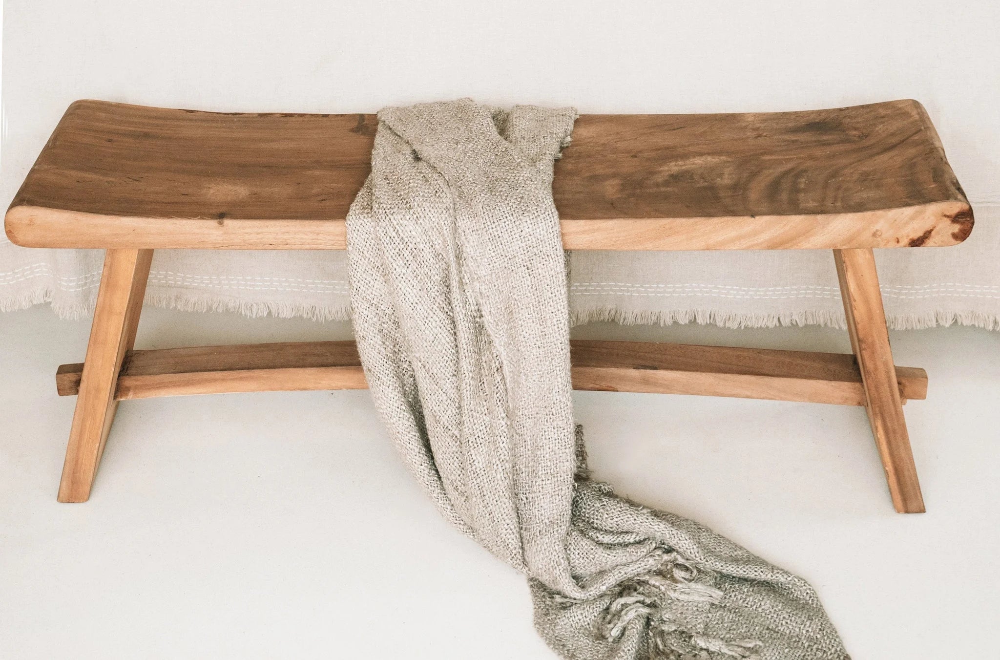 Banquette en bois massif de Suar avec couverture légère pour décoration naturelle