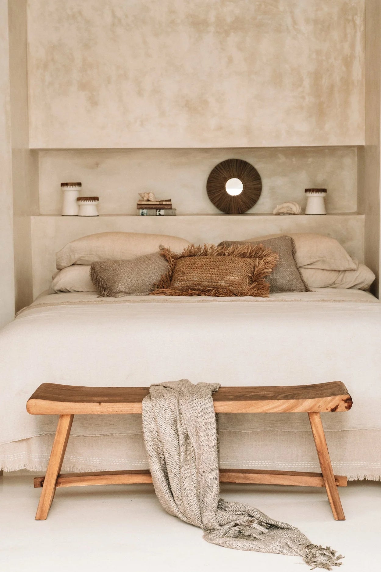 Banquette en bois de Suar massif avec coussin beige clair et couverture légère