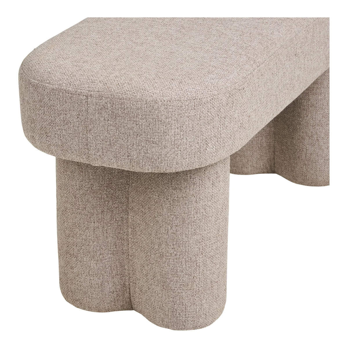 Banquette rembourrée en tissu beige sable avec pieds sculpturaux et bords arrondis