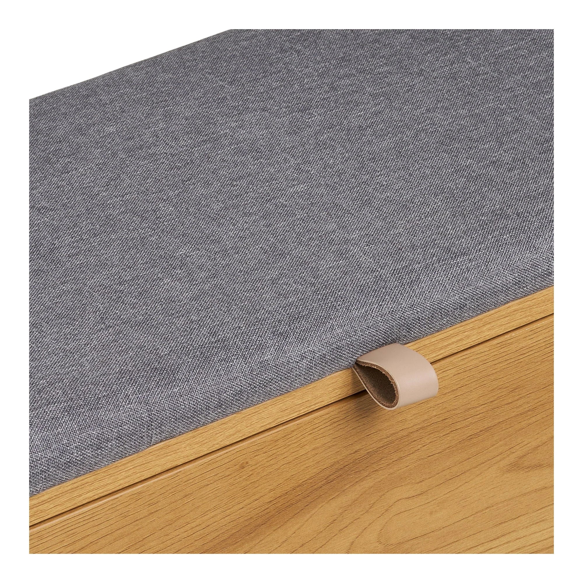 Banquette de rangement en tissu gris avec base en bois et tirette en cuir marron