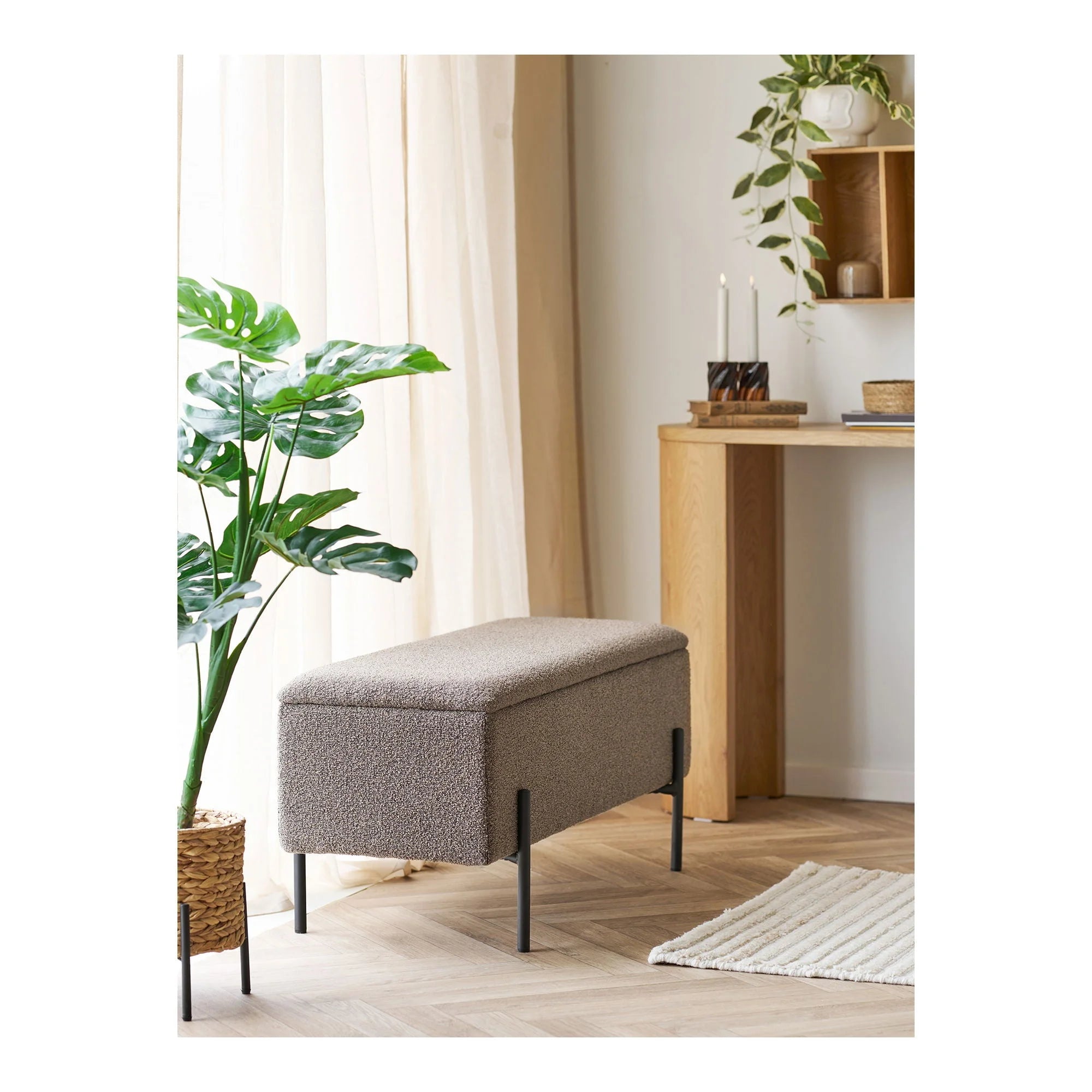Ottoman de rangement en tissu chiné taupe avec pieds noirs élancés