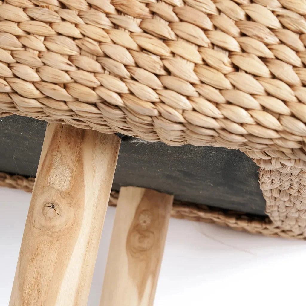 Pouf tissé avec pieds en bois du produit Le banc de jacinthe d eau