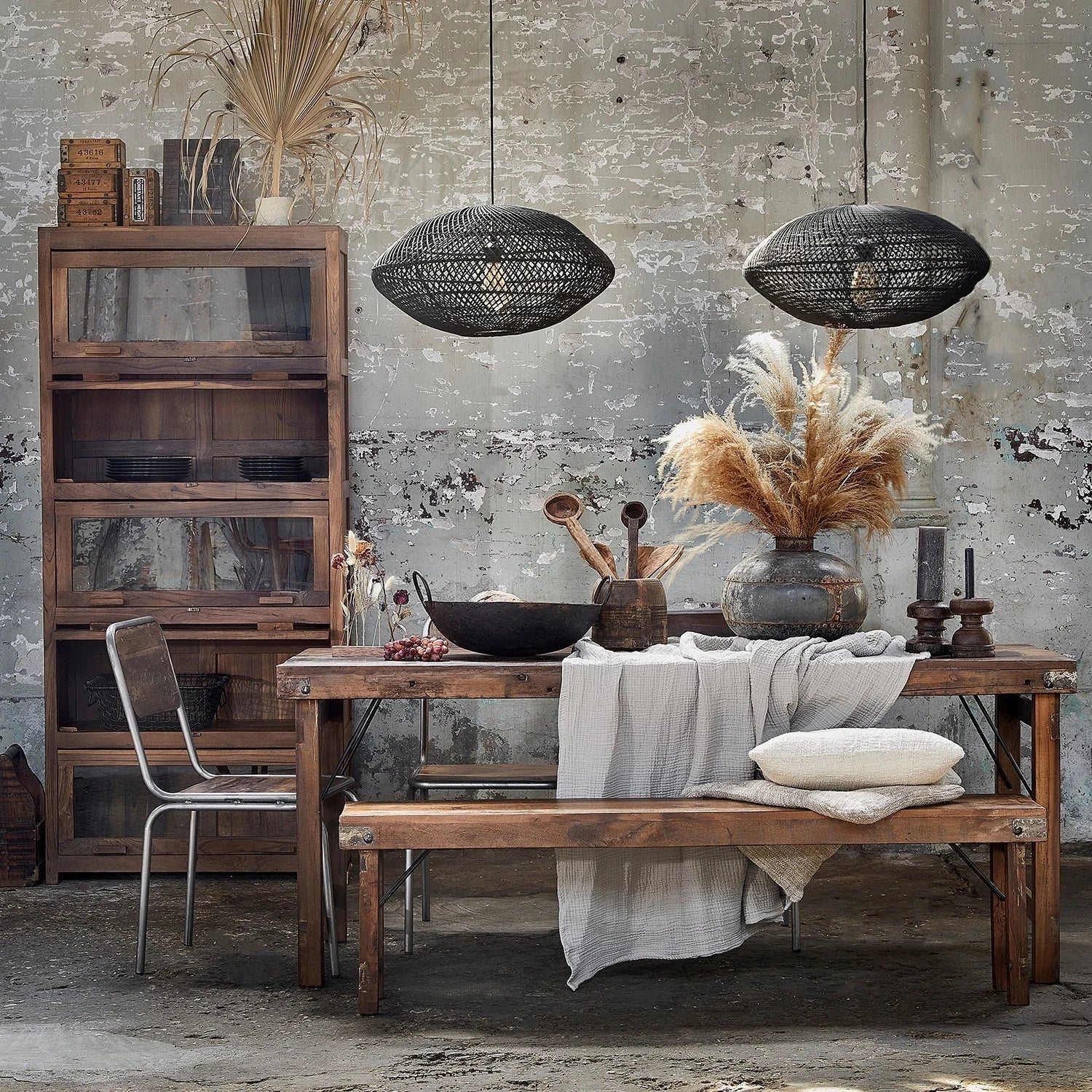 Lampes suspendues tressées noires au-dessus table pliable bois recyclé brun 160x30 cm