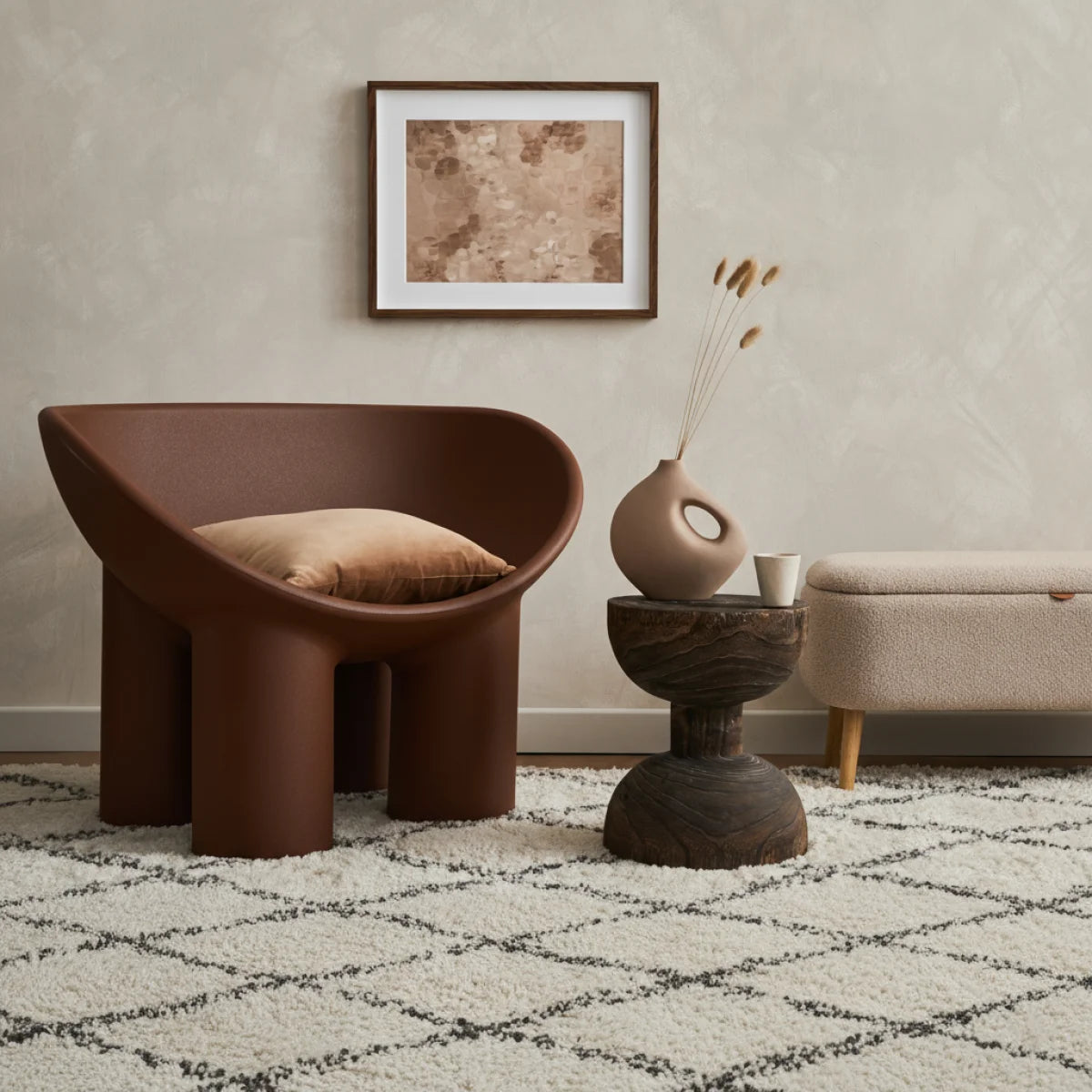 Fauteuil courbé en bouclé beige avec pieds en bois clair, design moderne capsule