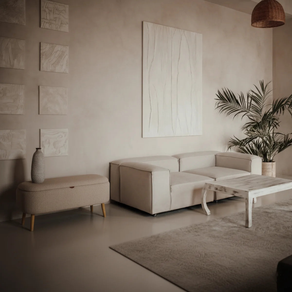 Canapé modulable beige clair avec coutures visibles et pieds en bois clair