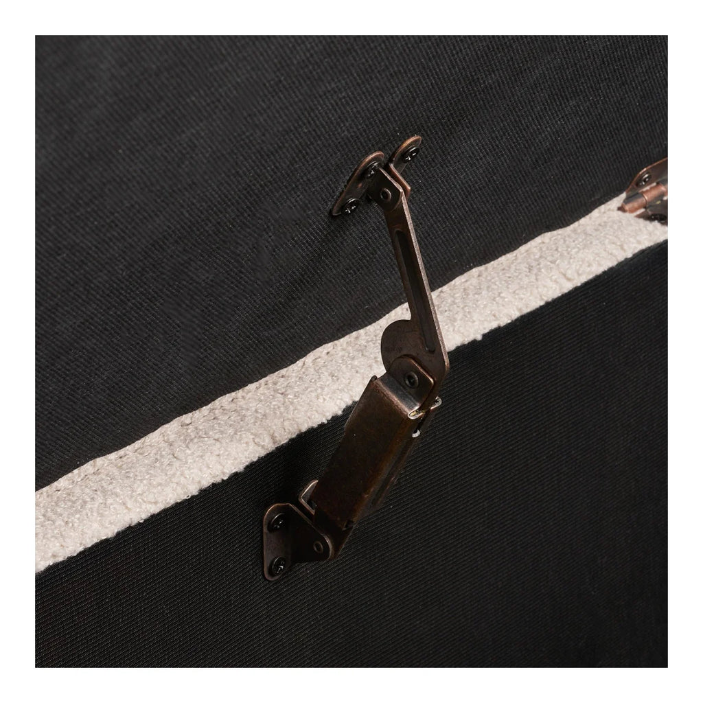 Charnière métal bronze sur tissu bouclé beige avec bordure blanche