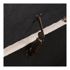 Charnière métal bronze sur tissu bouclé beige avec bordure blanche