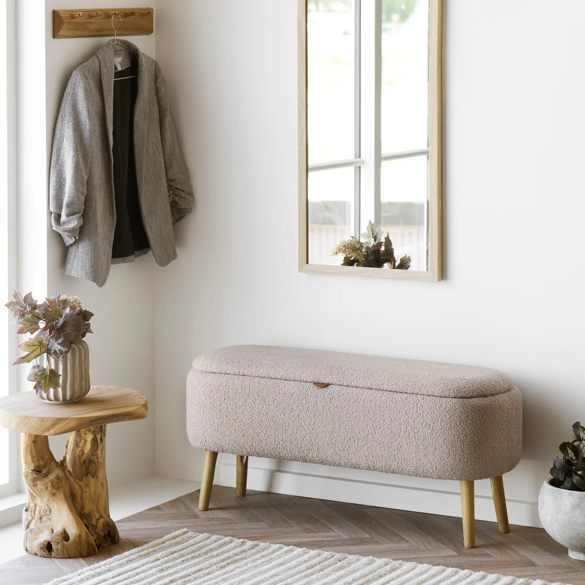 Banquette beige en velours avec rangement, pieds en bois clair, forme capsule