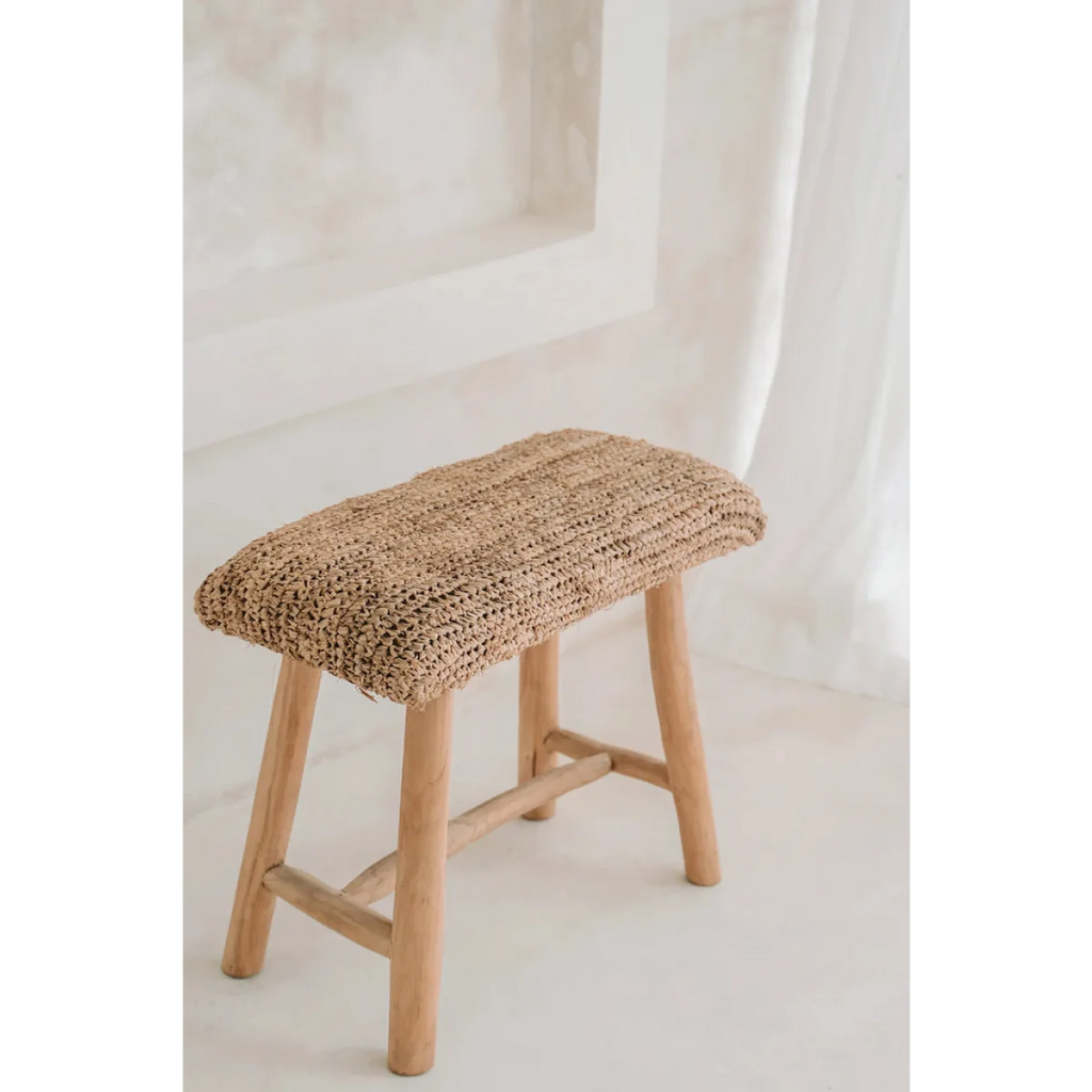 Tabouret en bois avec dessus tissé naturel pour un style rustique et élégant