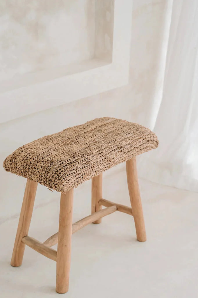 Tabouret en bois avec dessus tissé naturel pour un style rustique et élégant