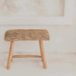 Tabouret en bois avec dessus tissé en raphia pour un style naturel et élégant