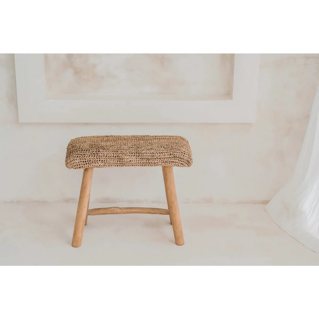 Tabouret en bois avec dessus tissé en raphia pour un style naturel et élégant