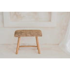 Tabouret en bois avec dessus tissé en raphia pour un style naturel et élégant