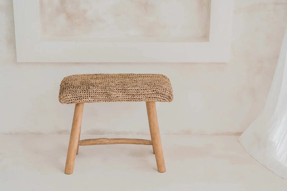 Tabouret en bois avec dessus tissé en raphia pour un style naturel et élégant