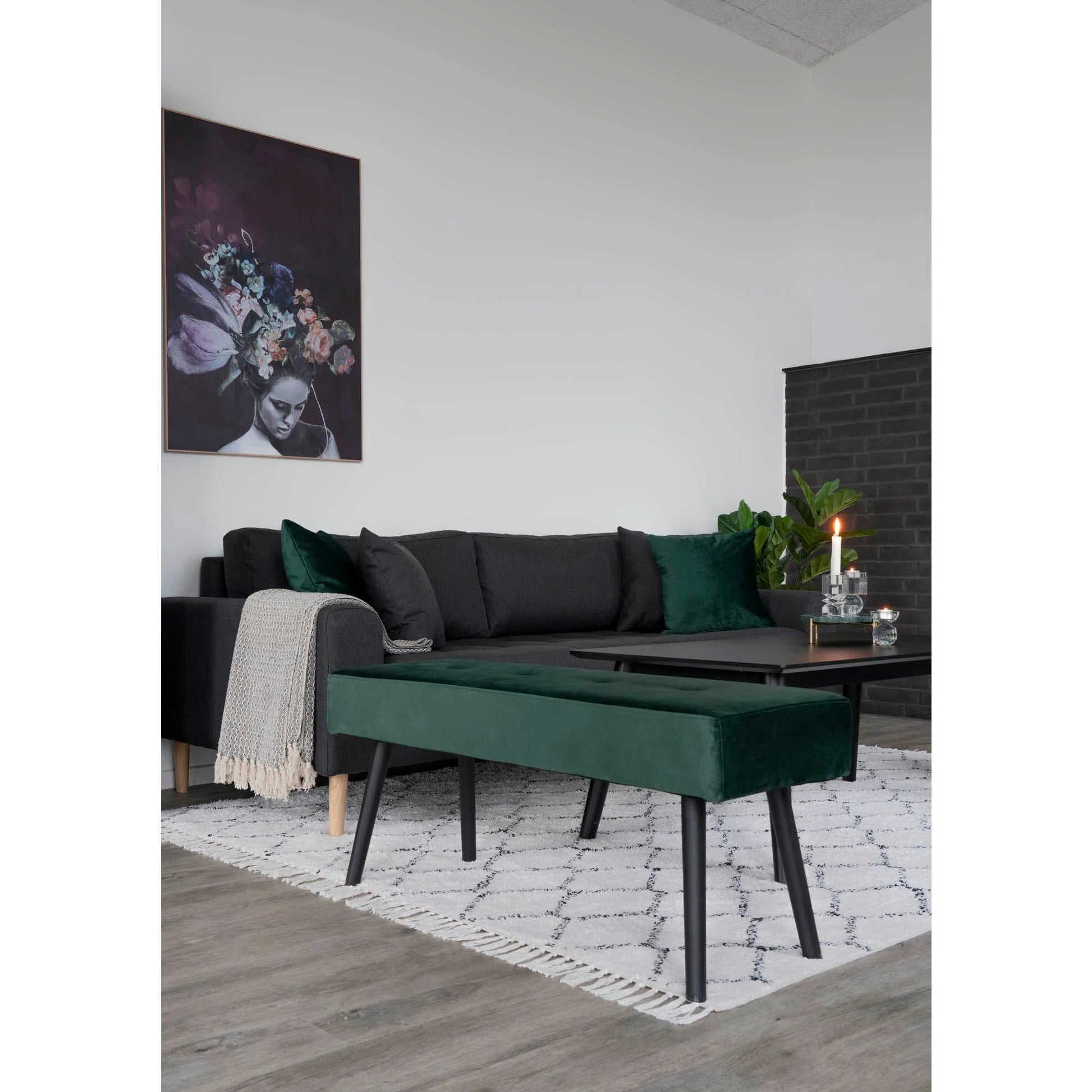 Banquette rectangulaire en velours vert foncé avec pieds noirs, 100x35 cm